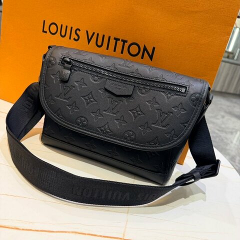 *SHIHNA名牌精品* LV M14874 Pulse Messenger 壓紋小牛皮斜背包