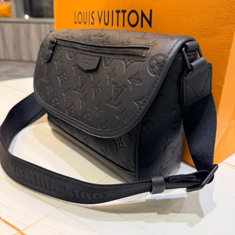 *SHIHNA名牌精品* LV M14874 Pulse Messenger 壓紋小牛皮斜背包-1