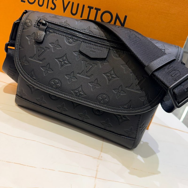 *SHIHNA名牌精品* LV M14874 Pulse Messenger 壓紋小牛皮斜背包-2
