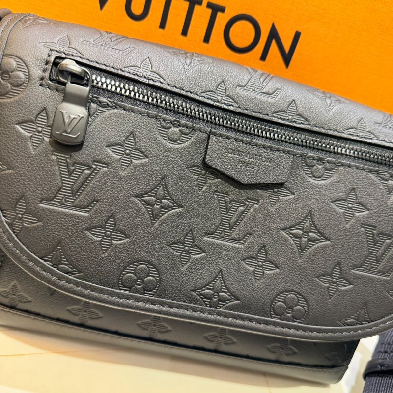 *SHIHNA名牌精品* LV M14874 Pulse Messenger 壓紋小牛皮斜背包-3