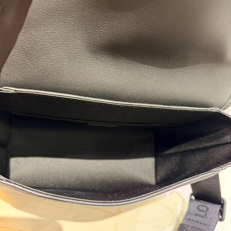 *SHIHNA名牌精品* LV M14874 Pulse Messenger 壓紋小牛皮斜背包-4