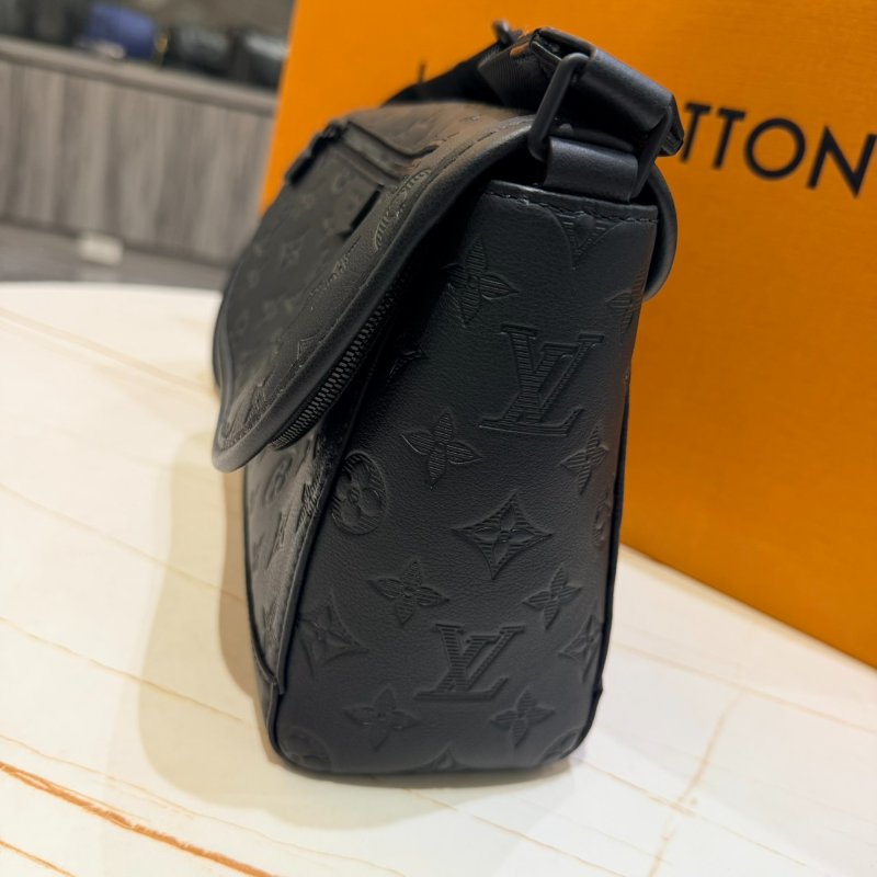 *SHIHNA名牌精品* LV M14874 Pulse Messenger 壓紋小牛皮斜背包-5