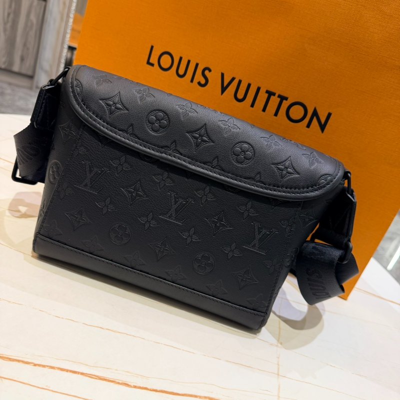*SHIHNA名牌精品* LV M14874 Pulse Messenger 壓紋小牛皮斜背包-6