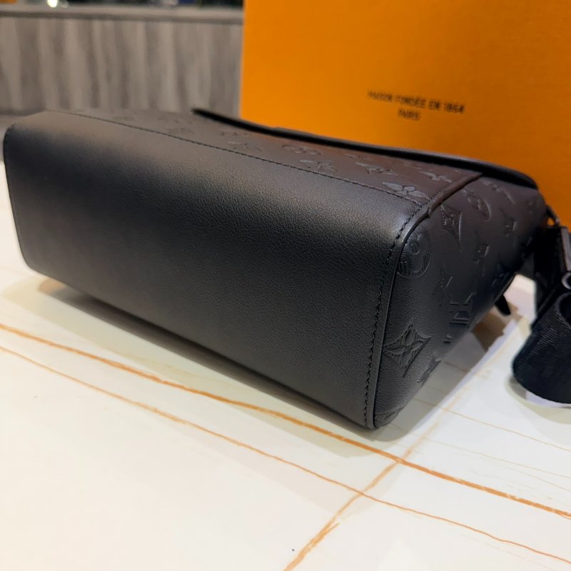 *SHIHNA名牌精品* LV M14874 Pulse Messenger 壓紋小牛皮斜背包-7