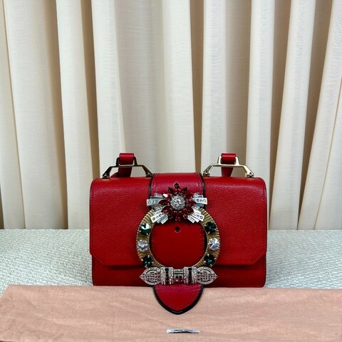 MiuMiu繆繆Lady紅色牛皮寶石包 精美紅色寶石太陽花裝飾 金色五金 可單肩可斜挎 牛皮耐磨 包型板正 容量實用 日常通勤百搭