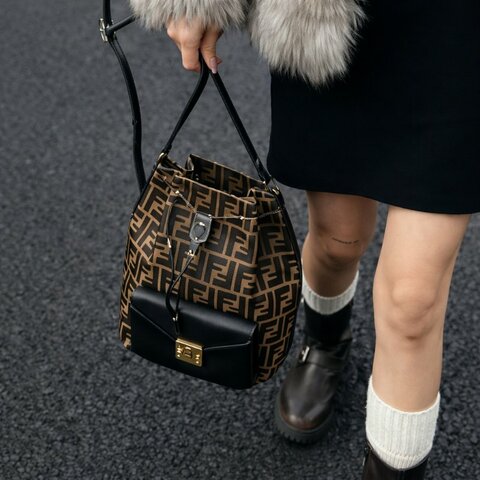 ::FENDI:: 經典緹花拼接皮革抽繩水桶包 斜背包 肩背包