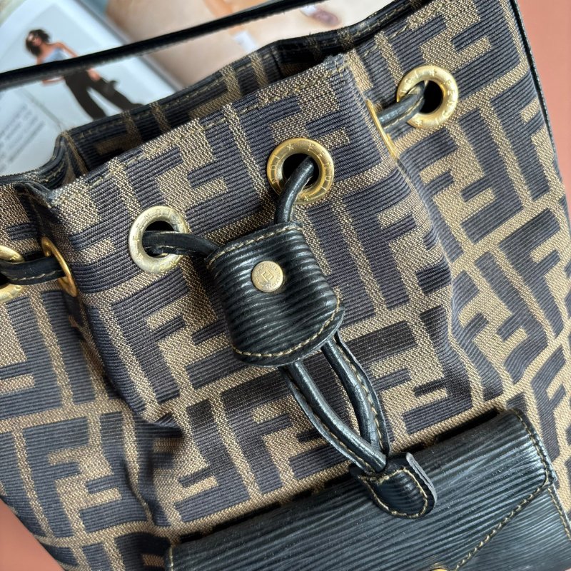 ::FENDI:: 經典緹花拼接皮革抽繩水桶包 斜背包 肩背包-4