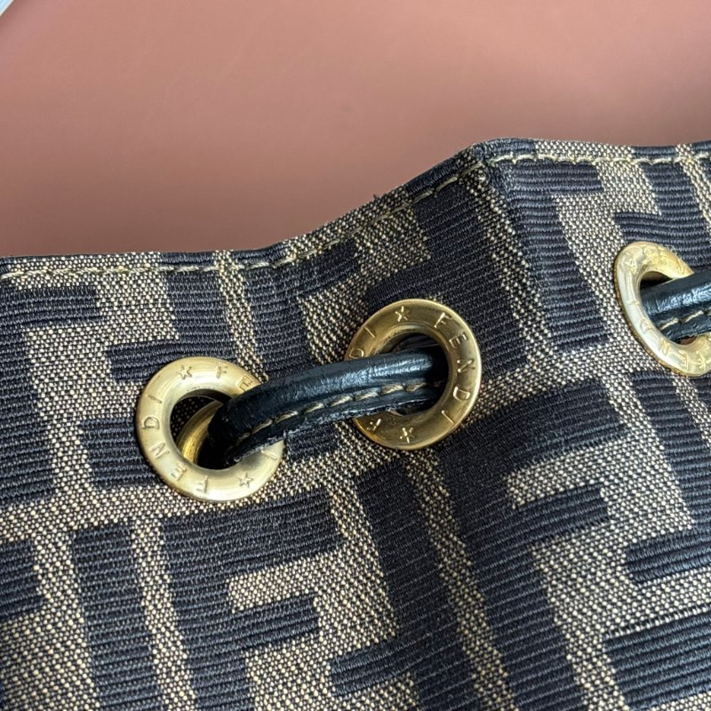 ::FENDI:: 經典緹花拼接皮革抽繩水桶包 斜背包 肩背包-12