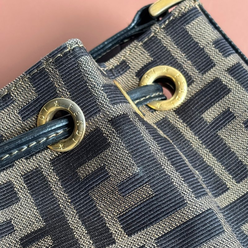 ::FENDI:: 經典緹花拼接皮革抽繩水桶包 斜背包 肩背包-13