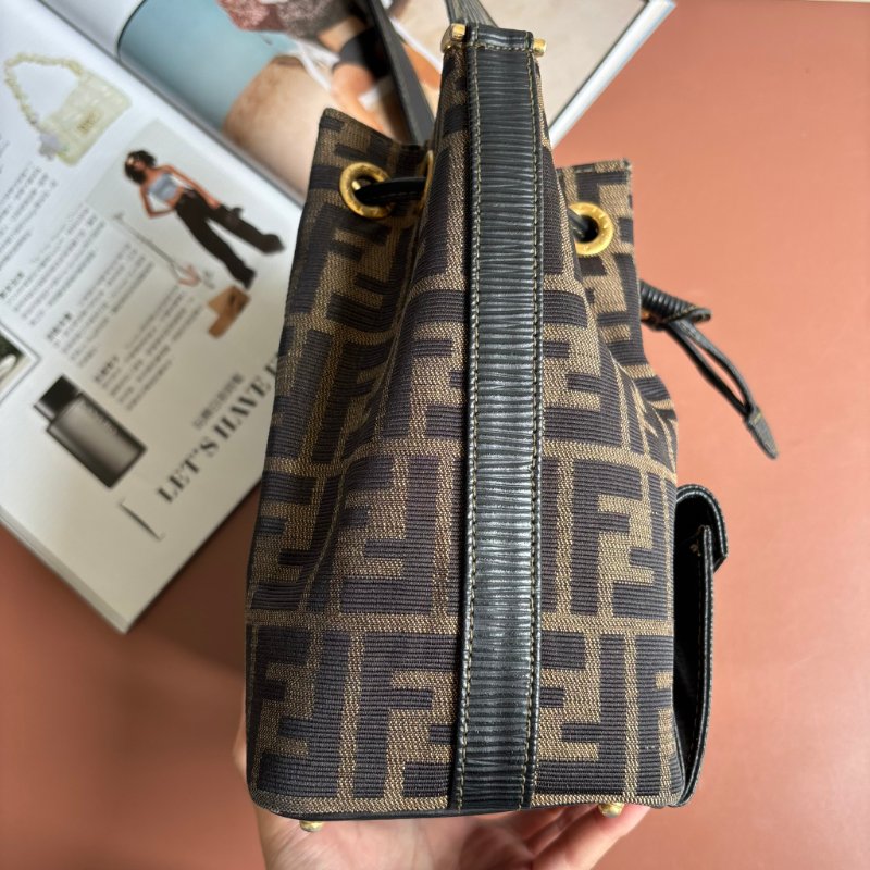 ::FENDI:: 經典緹花拼接皮革抽繩水桶包 斜背包 肩背包-15