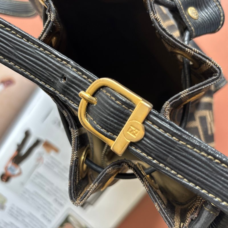 ::FENDI:: 經典緹花拼接皮革抽繩水桶包 斜背包 肩背包-16