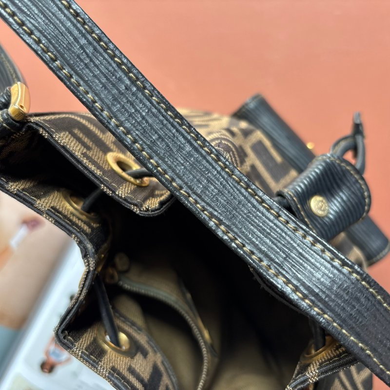 ::FENDI:: 經典緹花拼接皮革抽繩水桶包 斜背包 肩背包-18