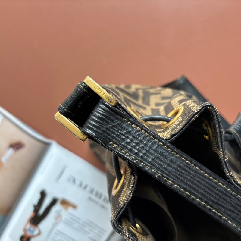 ::FENDI:: 經典緹花拼接皮革抽繩水桶包 斜背包 肩背包-20