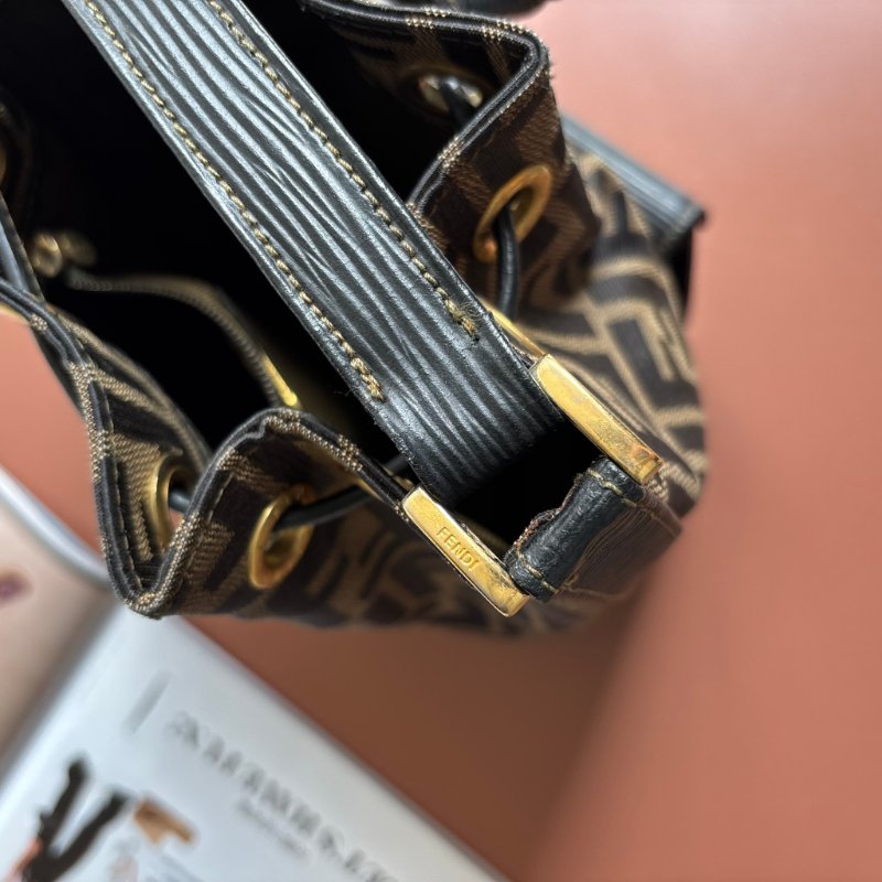 ::FENDI:: 經典緹花拼接皮革抽繩水桶包 斜背包 肩背包-21