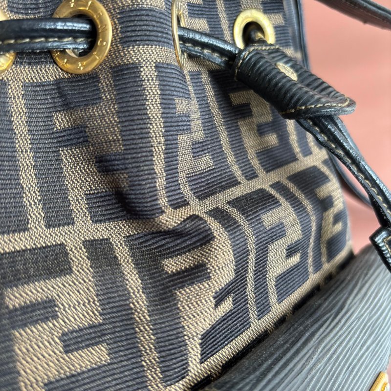 ::FENDI:: 經典緹花拼接皮革抽繩水桶包 斜背包 肩背包-22