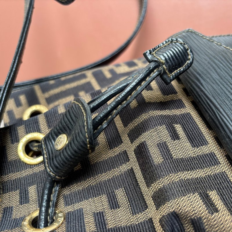 ::FENDI:: 經典緹花拼接皮革抽繩水桶包 斜背包 肩背包-23