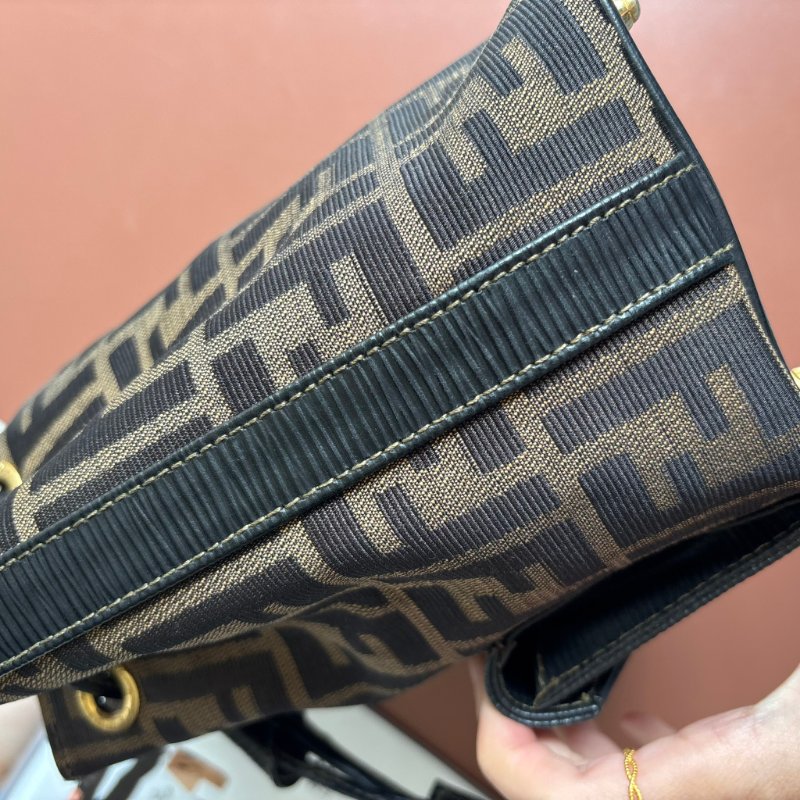 ::FENDI:: 經典緹花拼接皮革抽繩水桶包 斜背包 肩背包-24