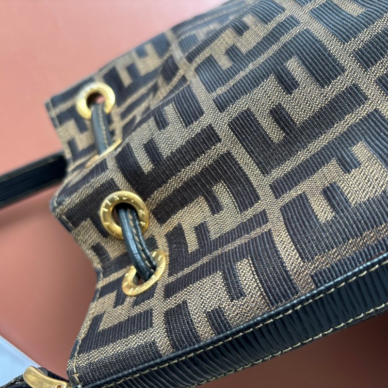 ::FENDI:: 經典緹花拼接皮革抽繩水桶包 斜背包 肩背包-25