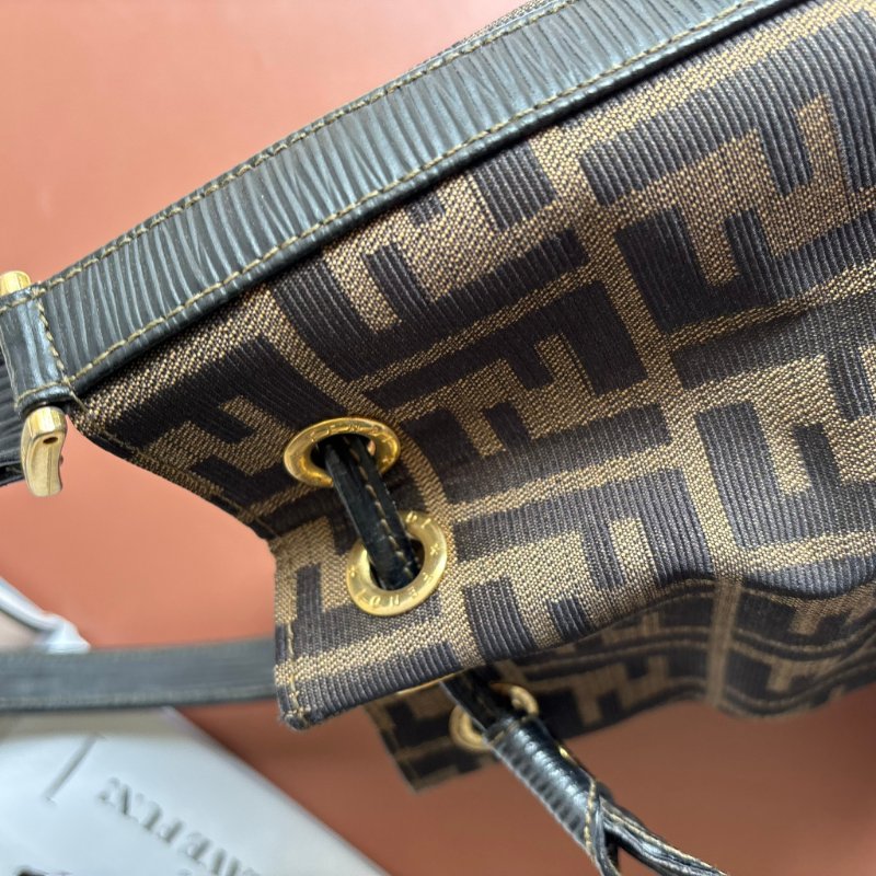 ::FENDI:: 經典緹花拼接皮革抽繩水桶包 斜背包 肩背包-26