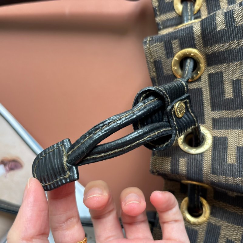 ::FENDI:: 經典緹花拼接皮革抽繩水桶包 斜背包 肩背包-27