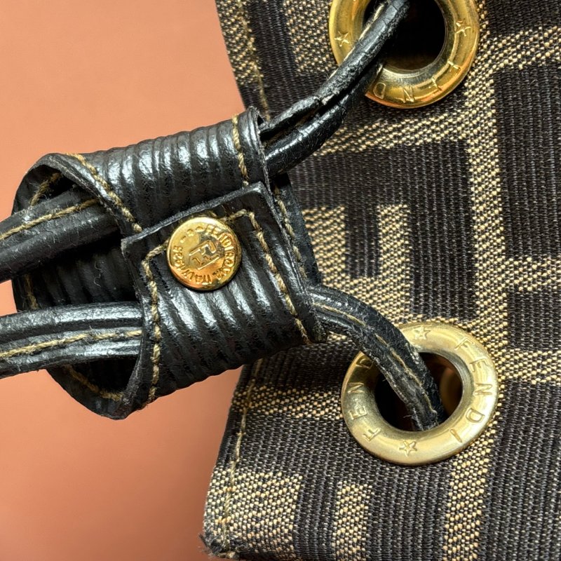 ::FENDI:: 經典緹花拼接皮革抽繩水桶包 斜背包 肩背包-28