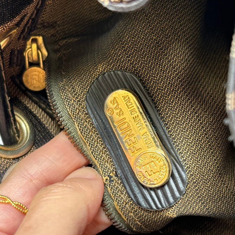 ::FENDI:: 經典緹花拼接皮革抽繩水桶包 斜背包 肩背包-29