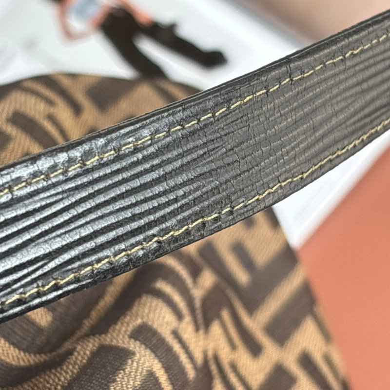 ::FENDI:: 經典緹花拼接皮革抽繩水桶包 斜背包 肩背包-38