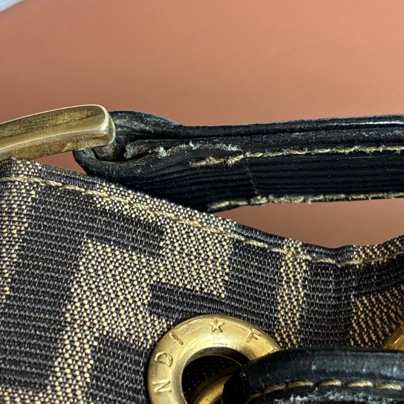 ::FENDI:: 經典緹花拼接皮革抽繩水桶包 斜背包 肩背包-39