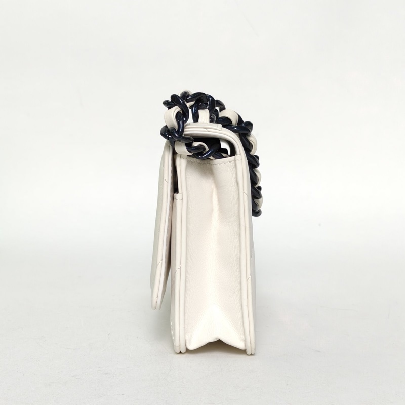 CHANEL 19BAG吸扣WOC白色羊皮晶片開藍扣-1