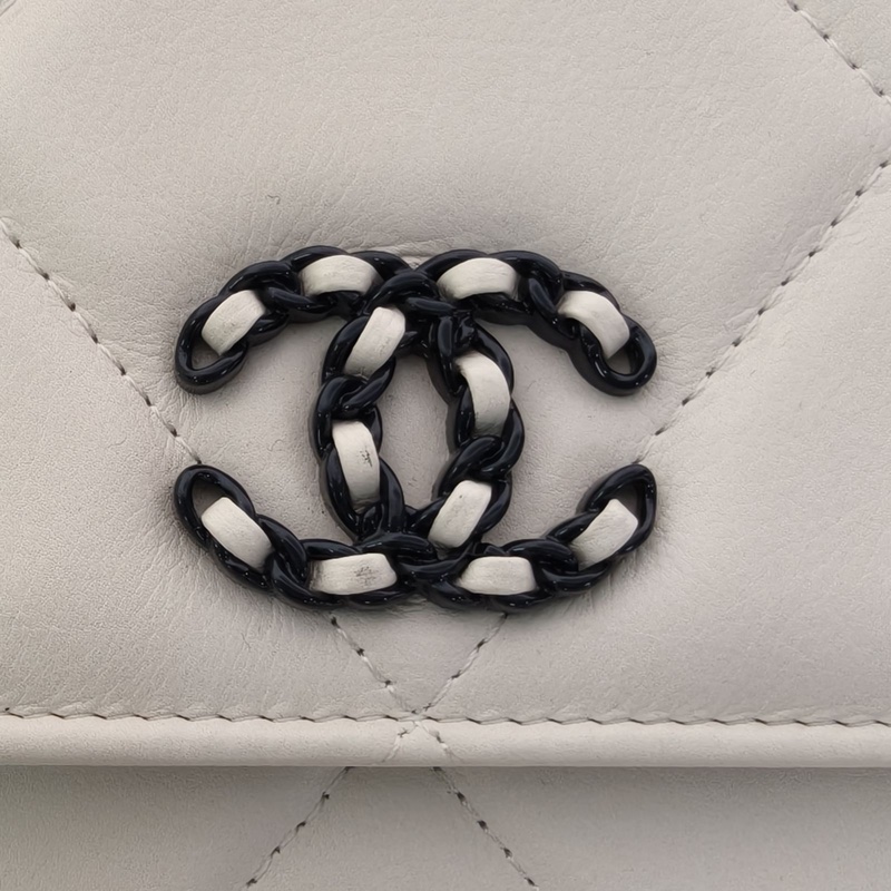 CHANEL 19BAG吸扣WOC白色羊皮晶片開藍扣-4