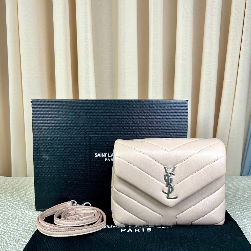 YSL聖羅蘭Loulou粉色方胖子郵差包 皮質細膩 銀扣設計 有肩帶 可單肩可斜挎 容量適中 日常通勤、約會都很百搭-0