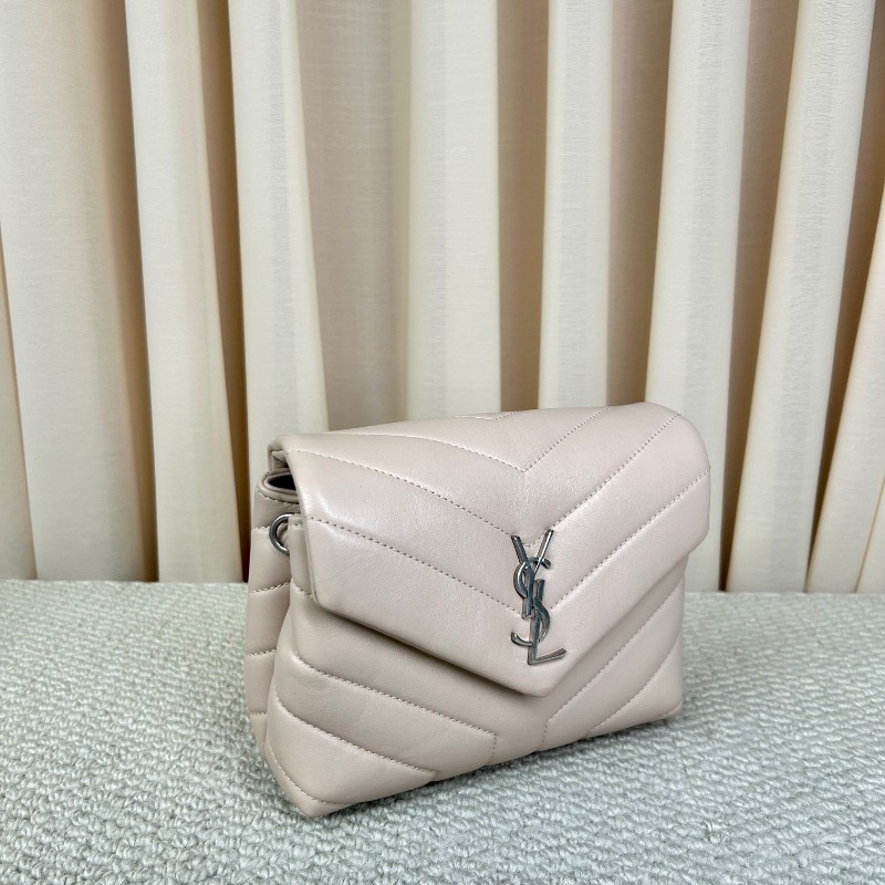 YSL聖羅蘭Loulou粉色方胖子郵差包 皮質細膩 銀扣設計 有肩帶 可單肩可斜挎 容量適中 日常通勤、約會都很百搭-4