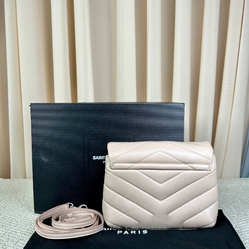 YSL聖羅蘭Loulou粉色方胖子郵差包 皮質細膩 銀扣設計 有肩帶 可單肩可斜挎 容量適中 日常通勤、約會都很百搭-6