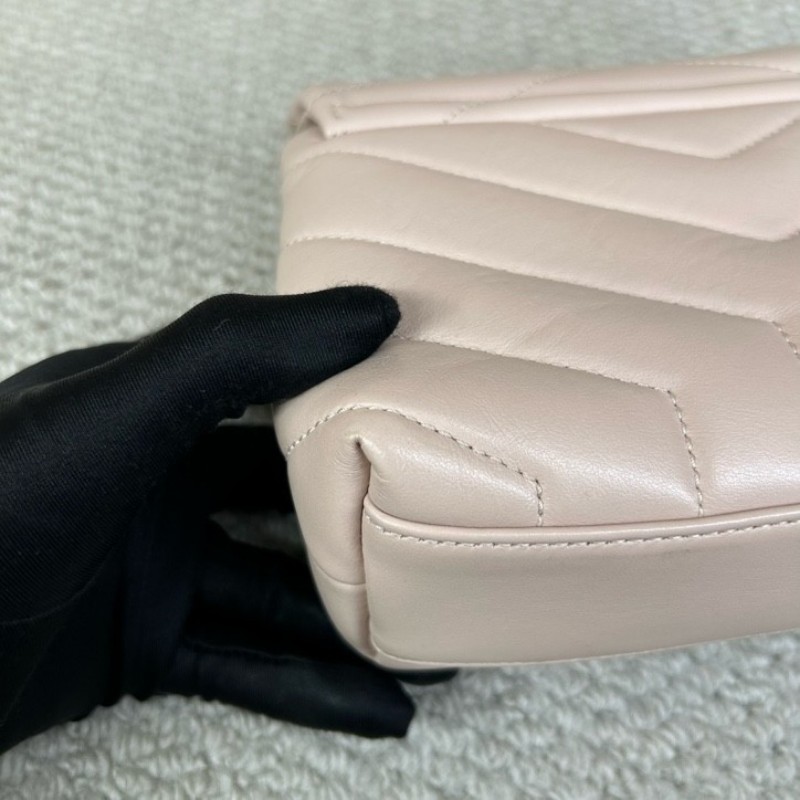 YSL聖羅蘭Loulou粉色方胖子郵差包 皮質細膩 銀扣設計 有肩帶 可單肩可斜挎 容量適中 日常通勤、約會都很百搭-8