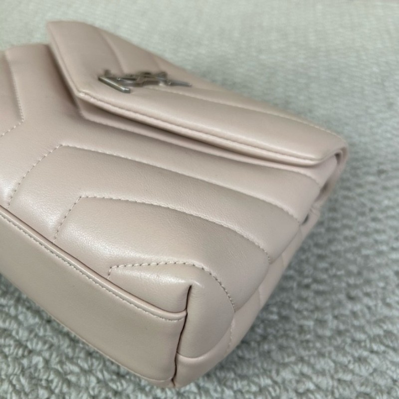 YSL聖羅蘭Loulou粉色方胖子郵差包 皮質細膩 銀扣設計 有肩帶 可單肩可斜挎 容量適中 日常通勤、約會都很百搭-9