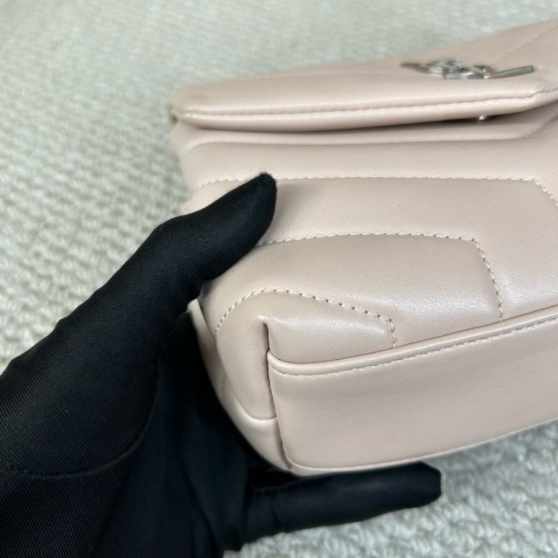 YSL聖羅蘭Loulou粉色方胖子郵差包 皮質細膩 銀扣設計 有肩帶 可單肩可斜挎 容量適中 日常通勤、約會都很百搭-10