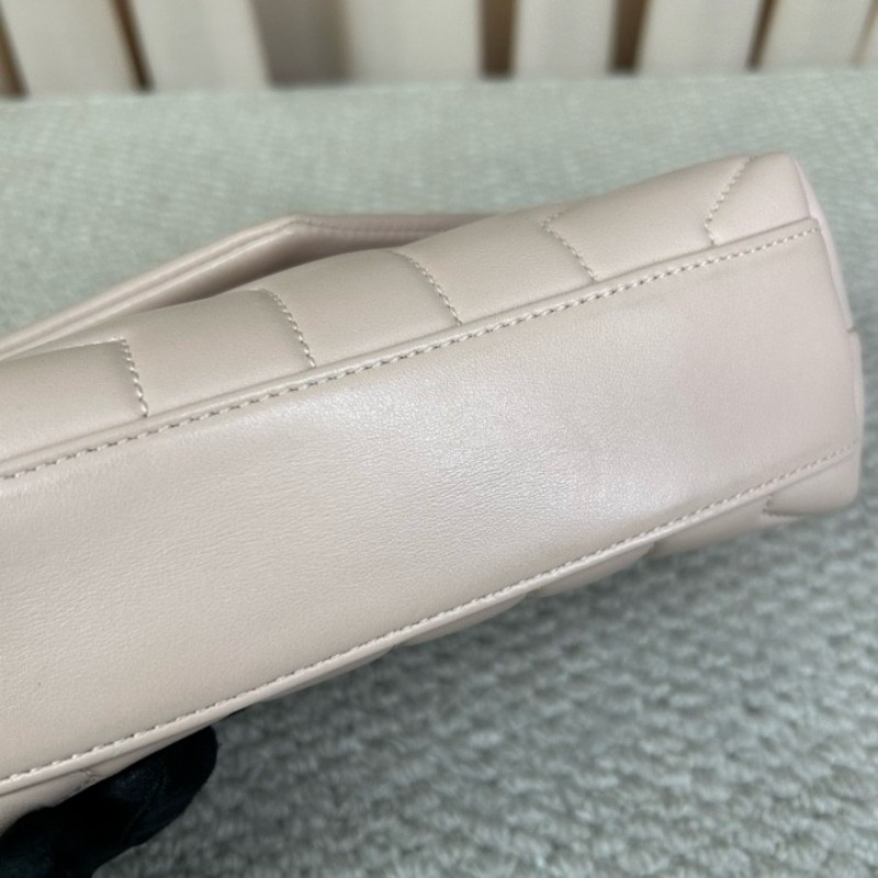 YSL聖羅蘭Loulou粉色方胖子郵差包 皮質細膩 銀扣設計 有肩帶 可單肩可斜挎 容量適中 日常通勤、約會都很百搭-11