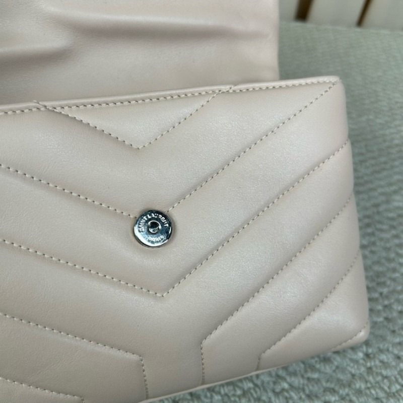 YSL聖羅蘭Loulou粉色方胖子郵差包 皮質細膩 銀扣設計 有肩帶 可單肩可斜挎 容量適中 日常通勤、約會都很百搭-13