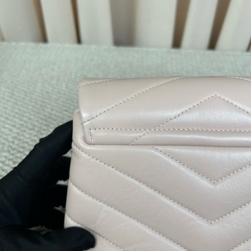 YSL聖羅蘭Loulou粉色方胖子郵差包 皮質細膩 銀扣設計 有肩帶 可單肩可斜挎 容量適中 日常通勤、約會都很百搭-17