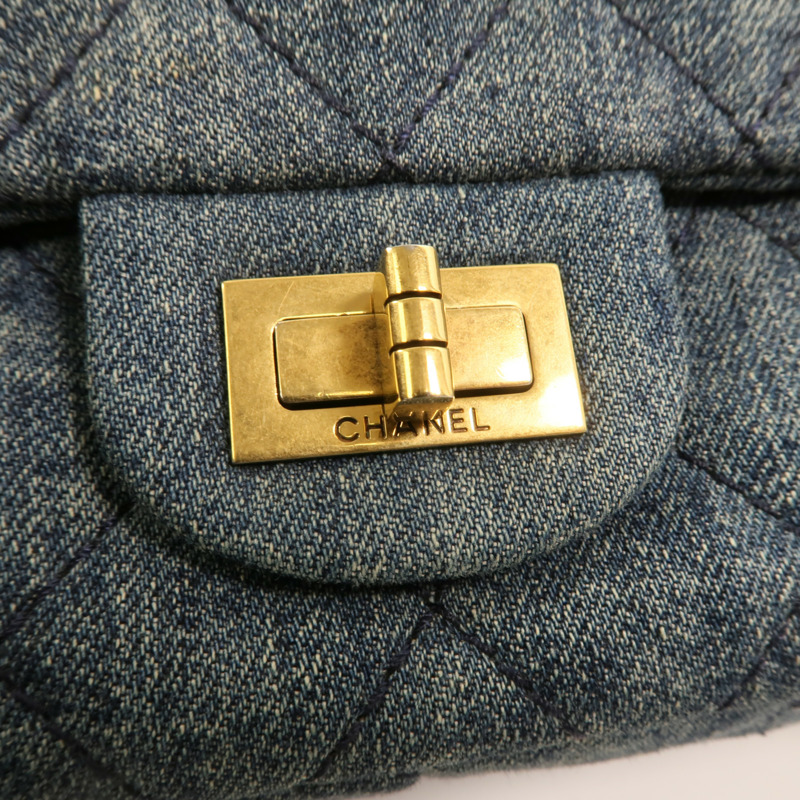 CHANEL 牛仔布2.55 Large金扣鏈帶肩背袋-9
