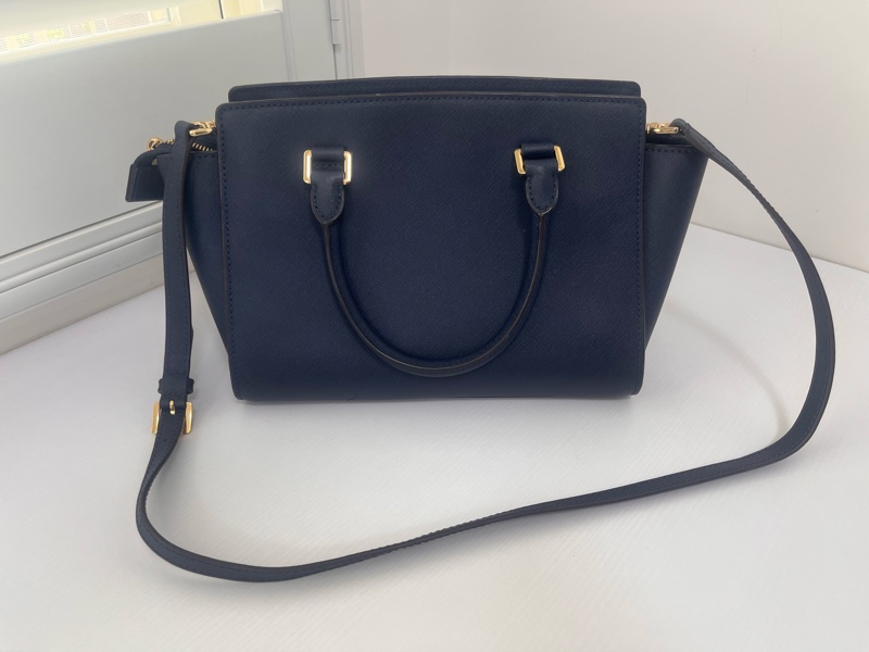 Michael Kors 防磨時尚藍小牛皮手提包-1