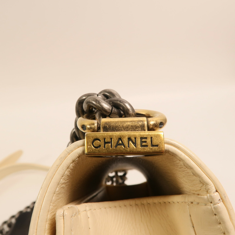 CHANEL 牛皮皮革Boy 20金扣鏈帶肩背袋-9