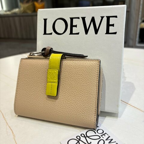 *SHIHNA名牌精品* LOEWE 牛皮釦式L型 拉鍊零錢短夾 (裸色/香茅黃)