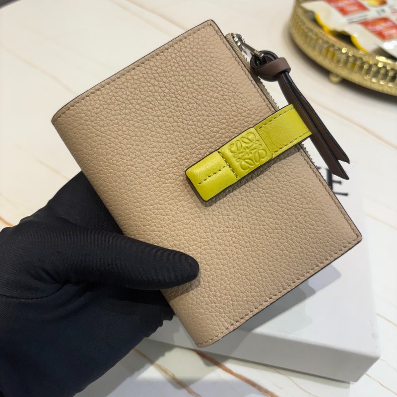 *SHIHNA名牌精品* LOEWE 牛皮釦式L型 拉鍊零錢短夾 (裸色/香茅黃)-2