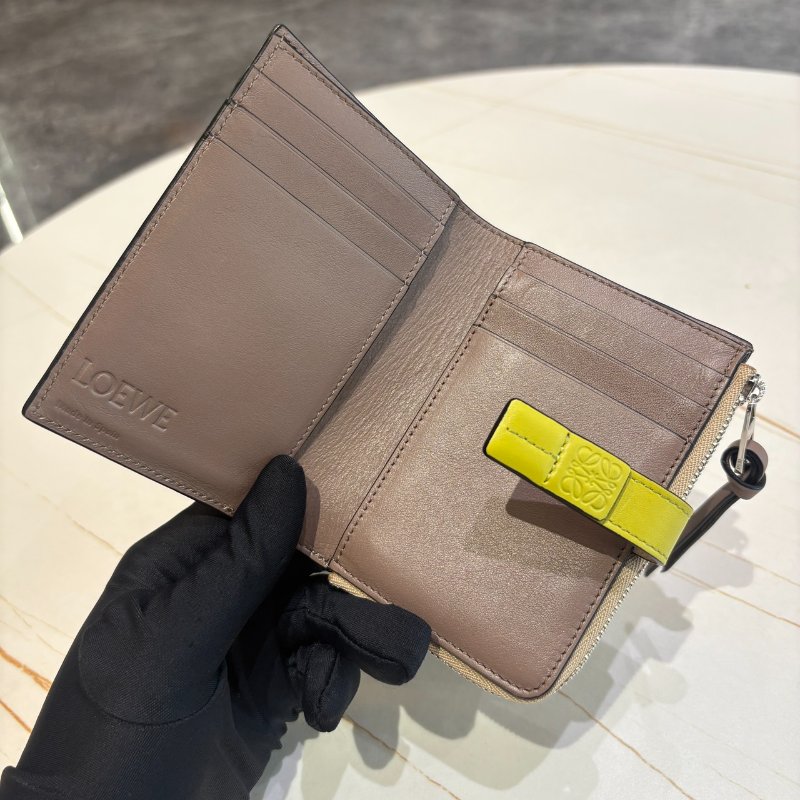 *SHIHNA名牌精品* LOEWE 牛皮釦式L型 拉鍊零錢短夾 (裸色/香茅黃)-3