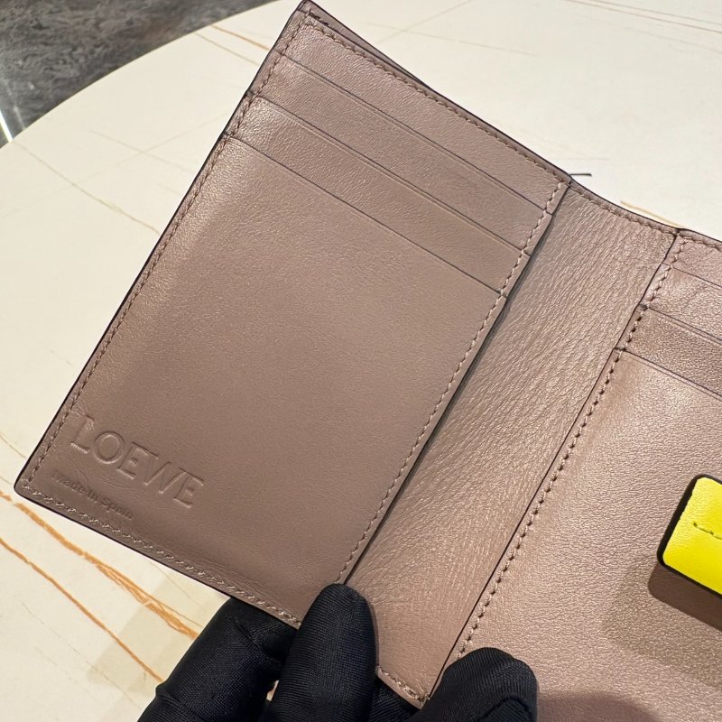 *SHIHNA名牌精品* LOEWE 牛皮釦式L型 拉鍊零錢短夾 (裸色/香茅黃)-4