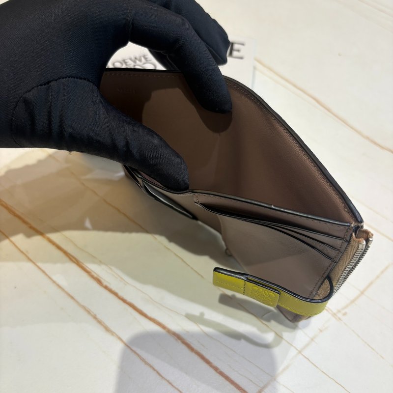 *SHIHNA名牌精品* LOEWE 牛皮釦式L型 拉鍊零錢短夾 (裸色/香茅黃)-5