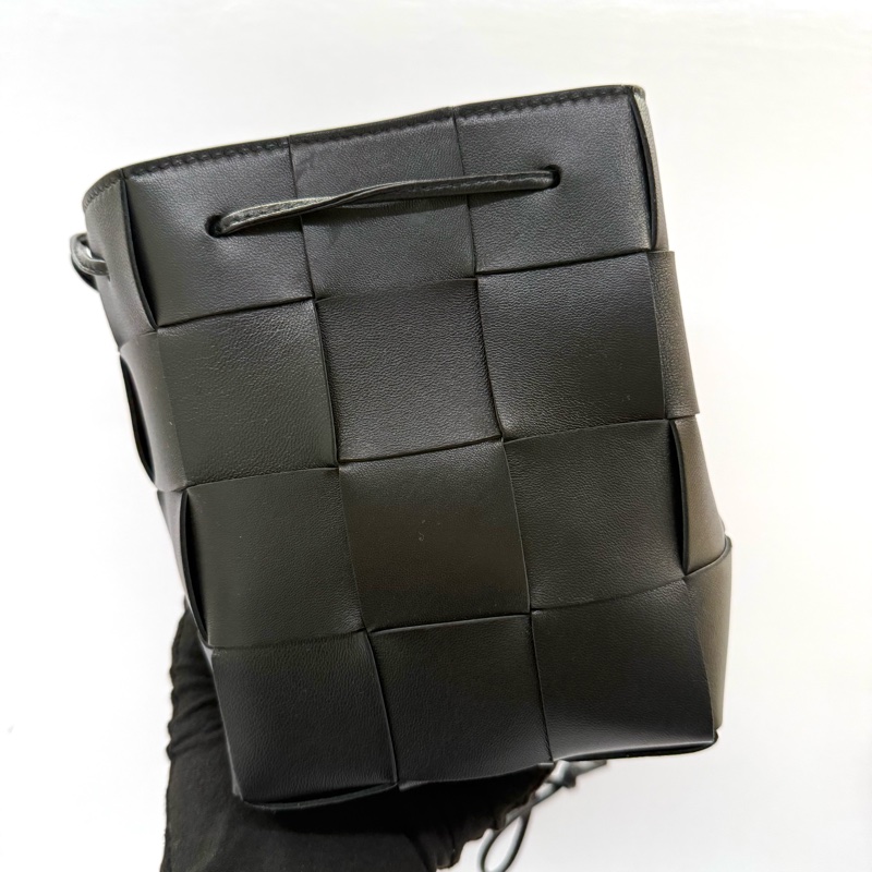 BOTTEGA VENETA 寶緹嘉 黑色編織皮革水桶包 CASSETTE DRAWSTRING-0