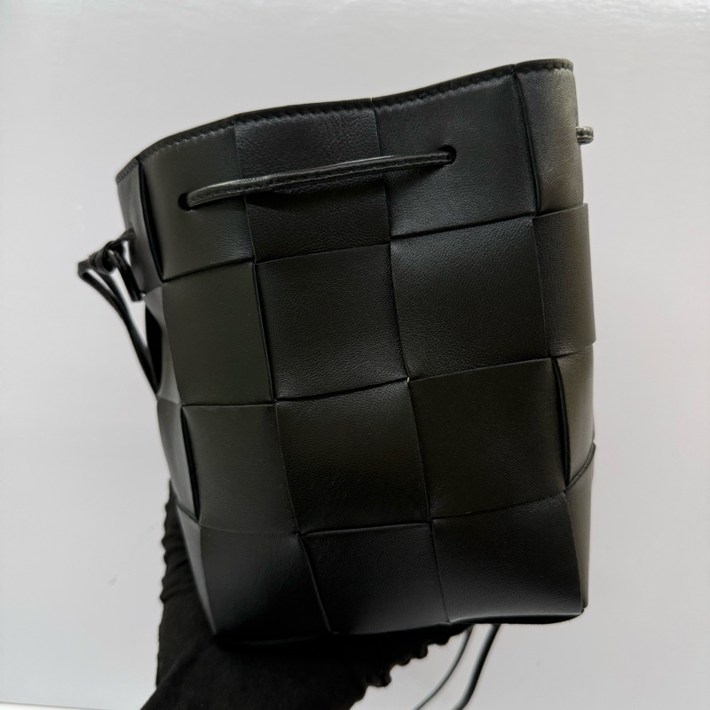 BOTTEGA VENETA 寶緹嘉 黑色編織皮革水桶包 CASSETTE DRAWSTRING-1