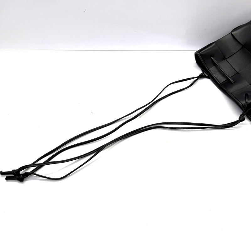BOTTEGA VENETA 寶緹嘉 黑色編織皮革水桶包 CASSETTE DRAWSTRING-5
